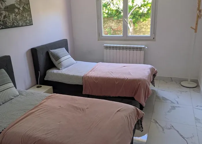 Bas De Villa Composee D'Un 3 Pieces Et D'Un Studio Avec Piscine Privee